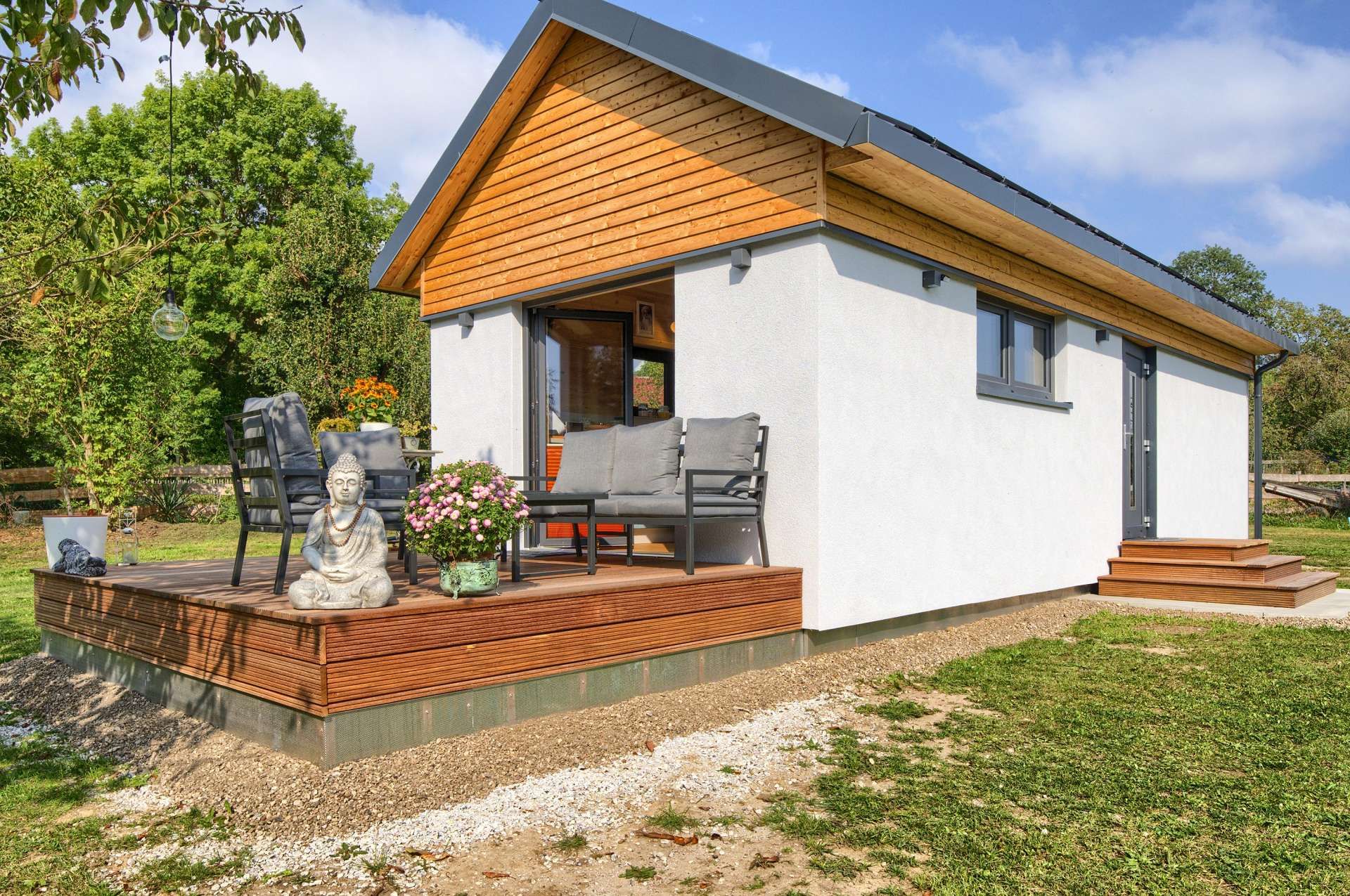 Tinyhouse mit Terrasse von aussen