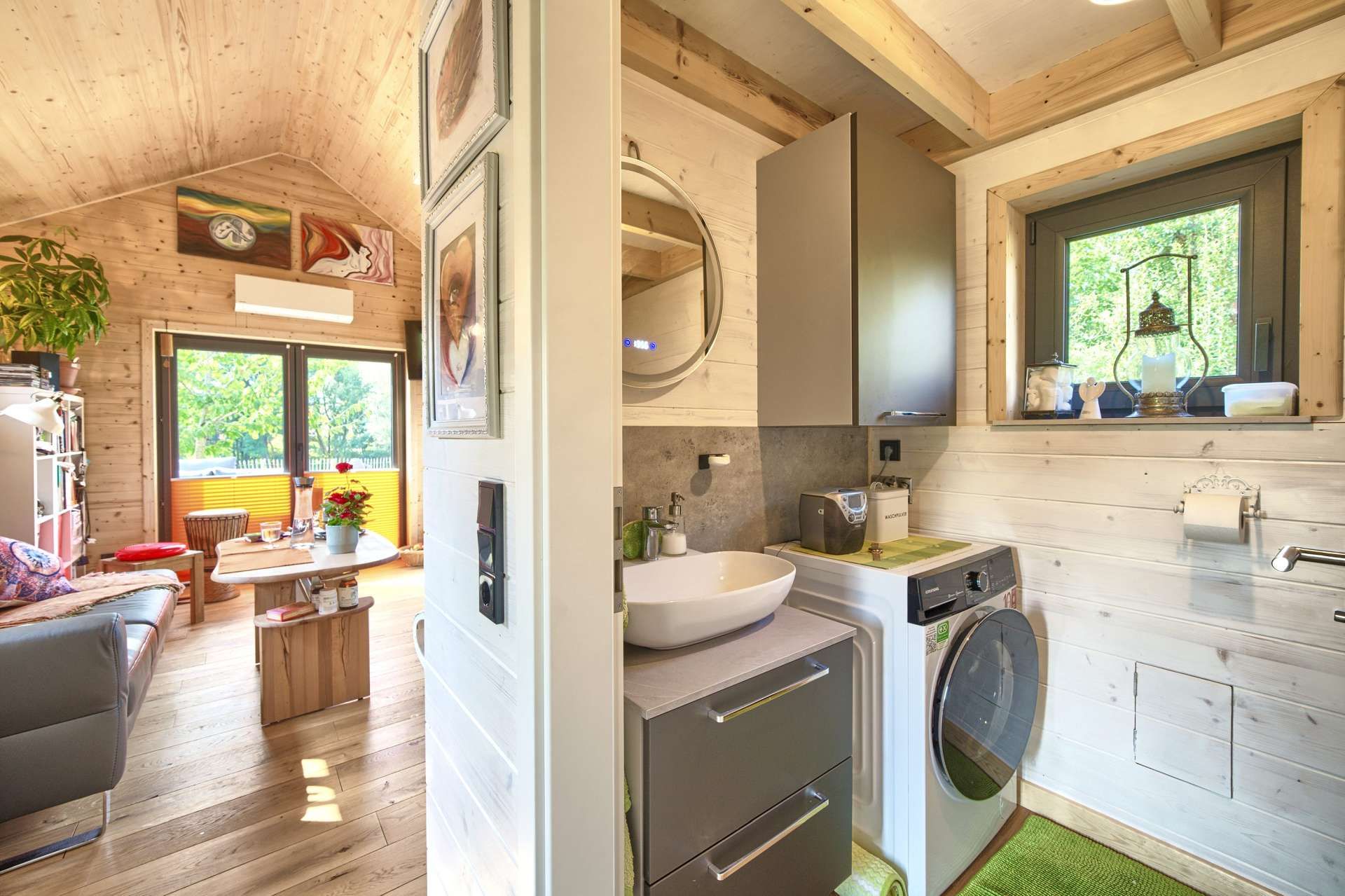 Waschraum und Wohnzimmer